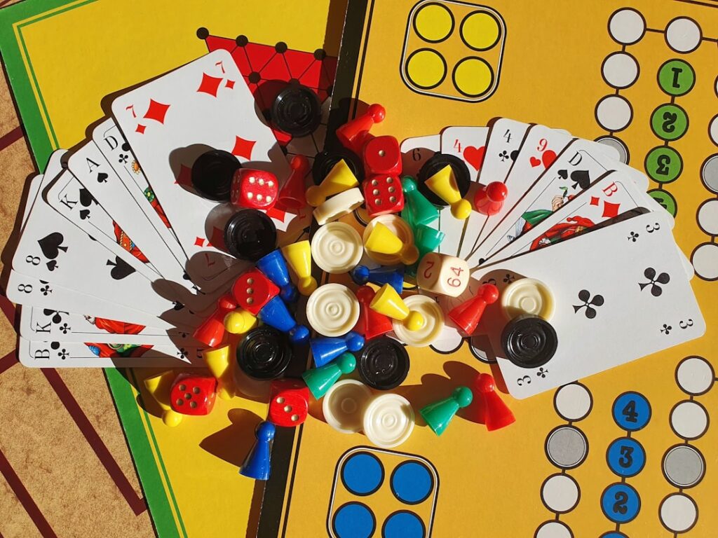Pions meeples et tuiles de jeu de société sur une table