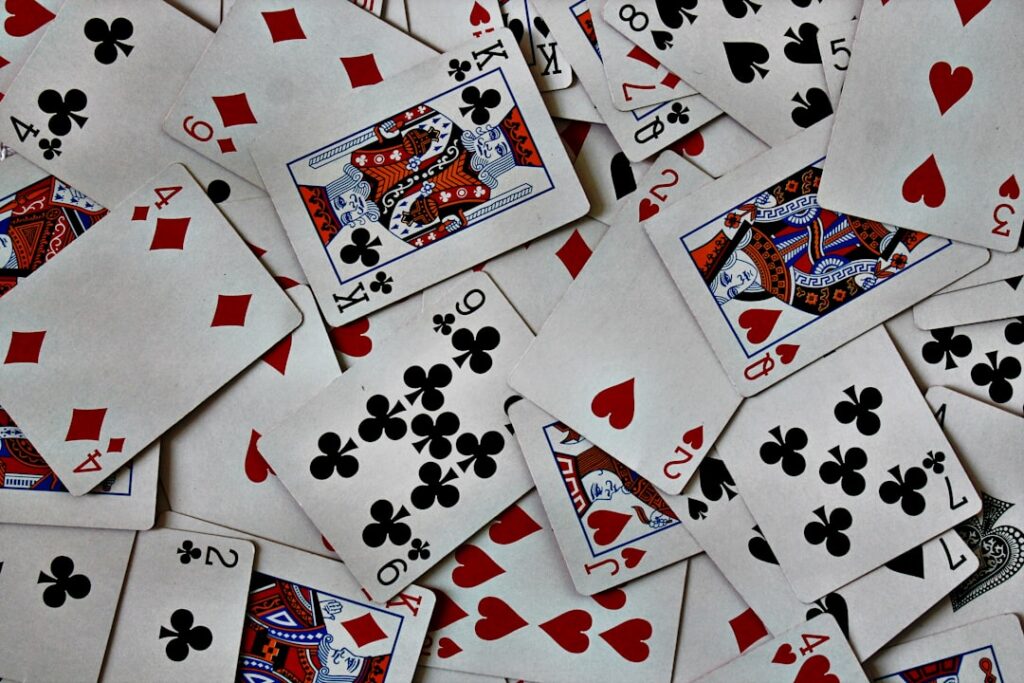 Cartes à jouer empilées sur une table