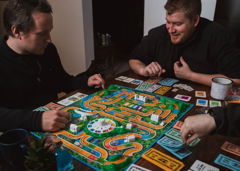 Groupe d'amis jouant à un jeu de société en soirée
