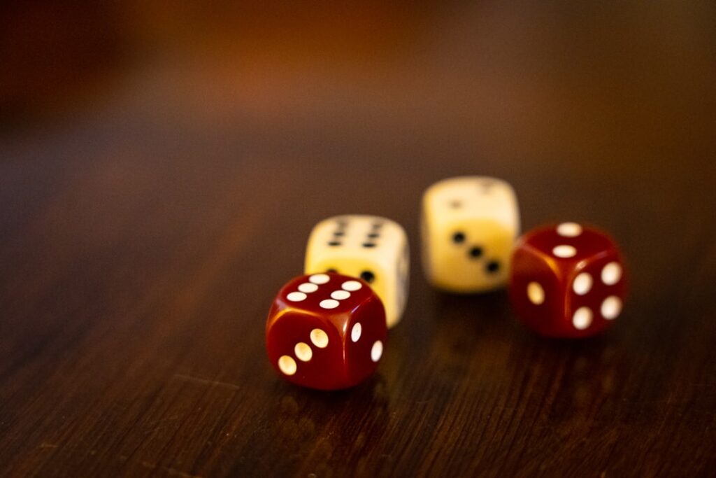 Dés rouges et blancs sur une table en bois